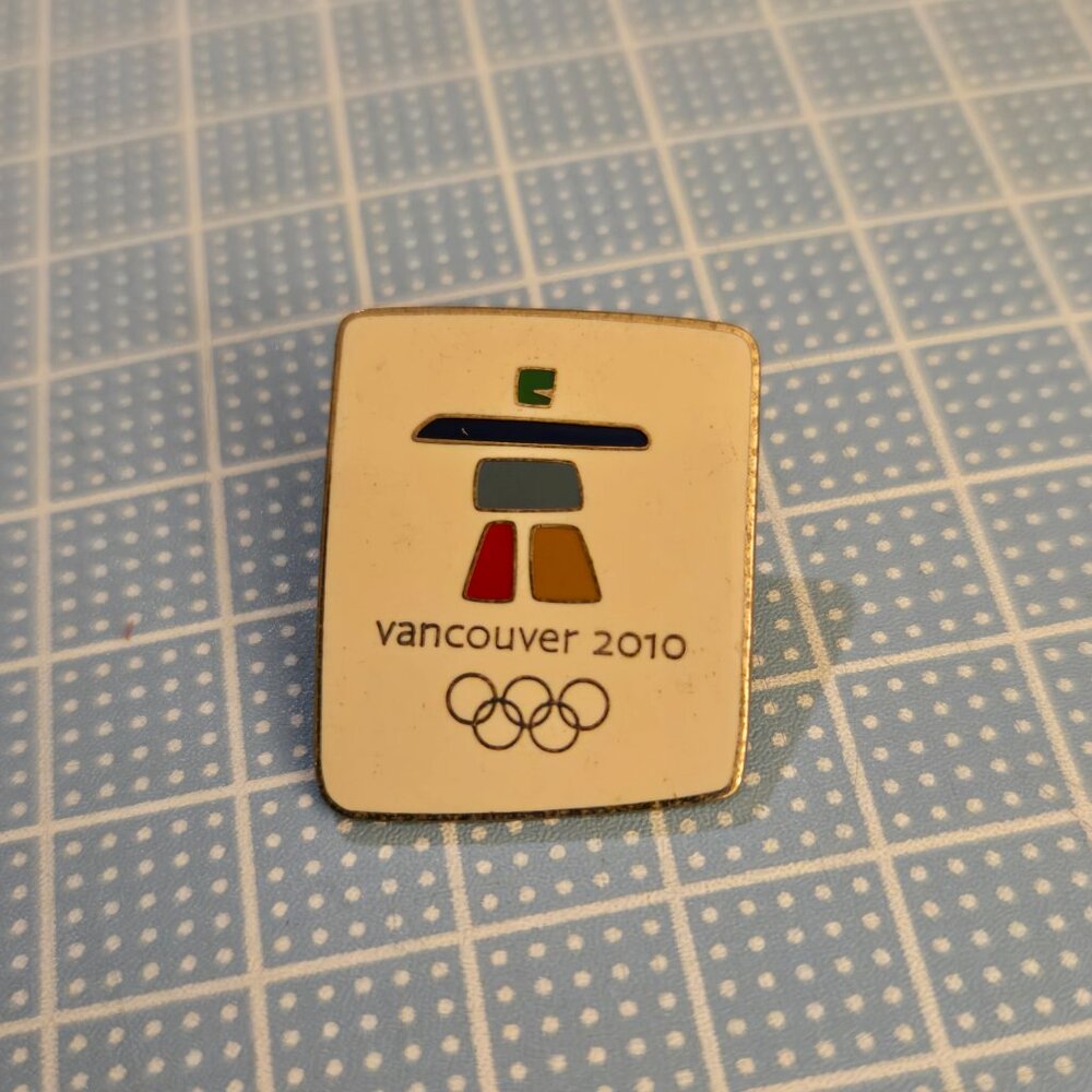 2010 Vancouver Canada Olympic Winter Pin Lapel Badge